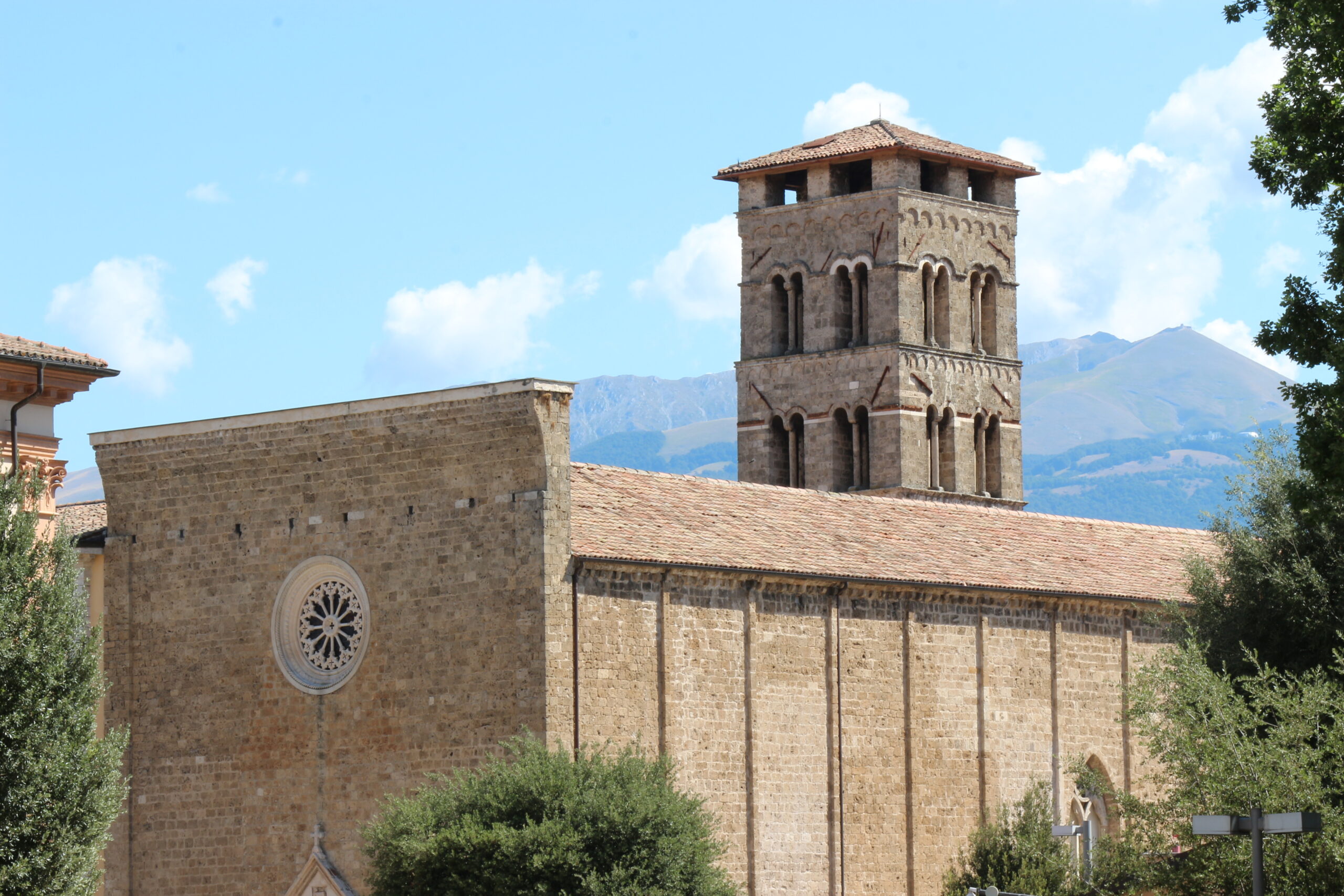 Basilica di Sant'Agostino e il monte Terminillo sullo sfondo